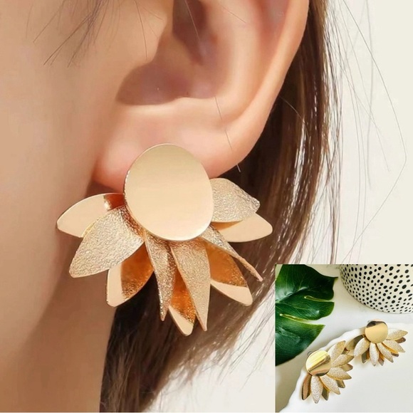 2/$30🌵 Gold Flower Petal Earrings Bohemian Sun Floral Sunburst Celestial NEW - Picture 1 of 13